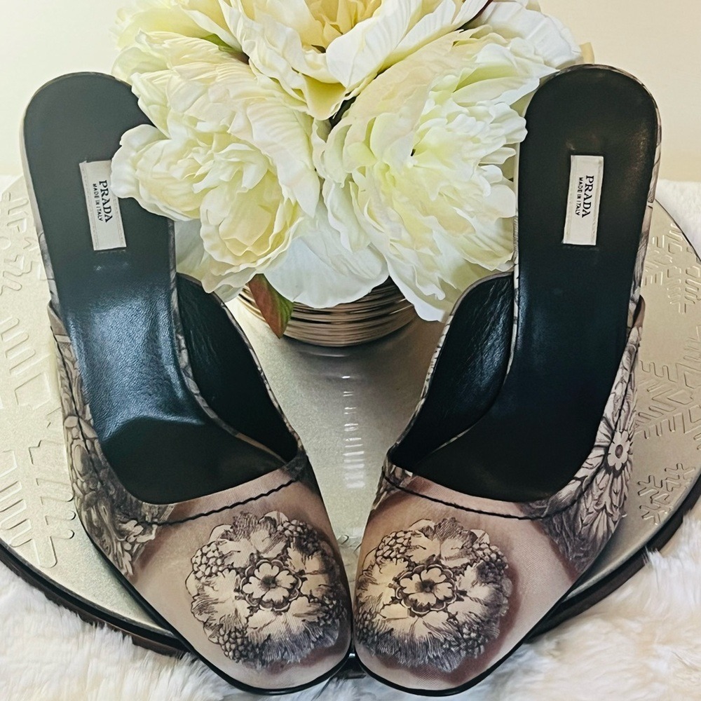 PRADA Black and Cream Floral MulesI39-US 9|Good Condition
*Dust Bag and‎ COA*